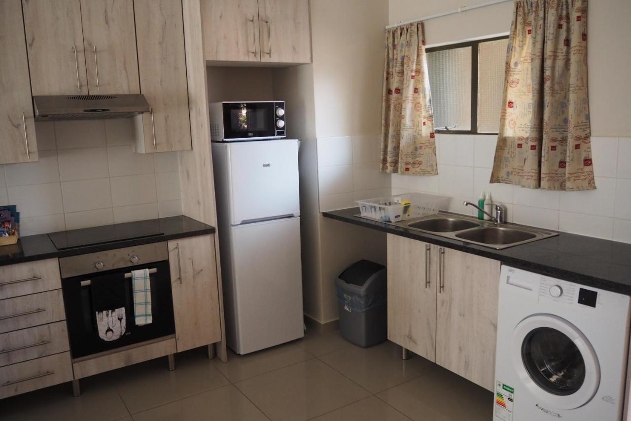 Or Tambo Self Catering Apartments, The Willows Boksburg Extérieur photo