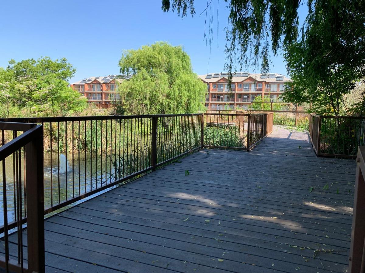 Or Tambo Self Catering Apartments, The Willows Boksburg Extérieur photo
