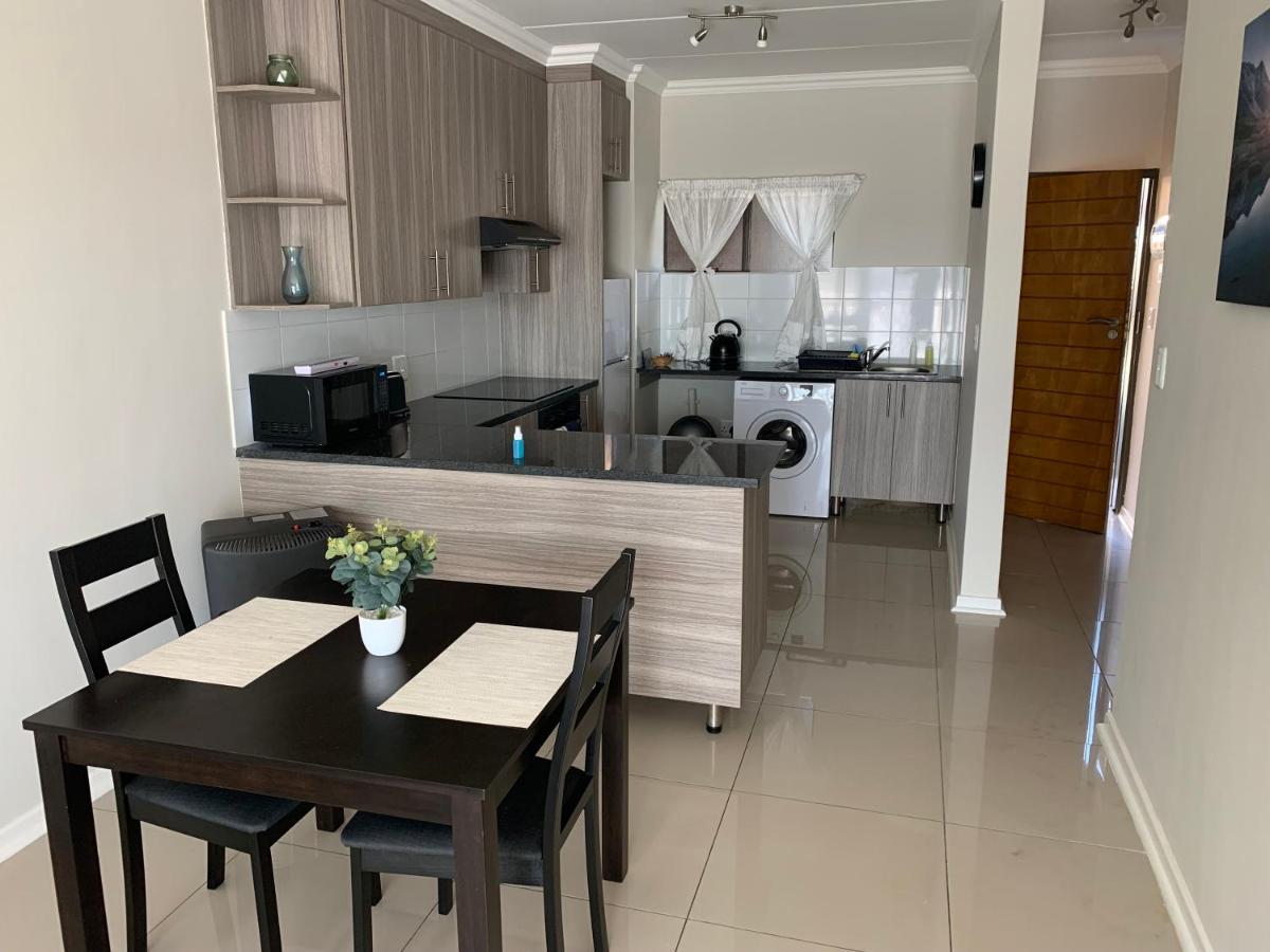 Or Tambo Self Catering Apartments, The Willows Boksburg Extérieur photo