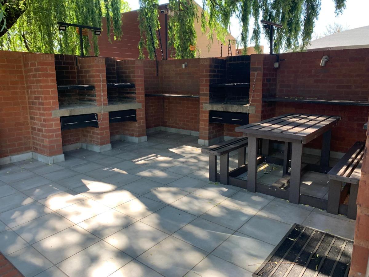 Or Tambo Self Catering Apartments, The Willows Boksburg Extérieur photo
