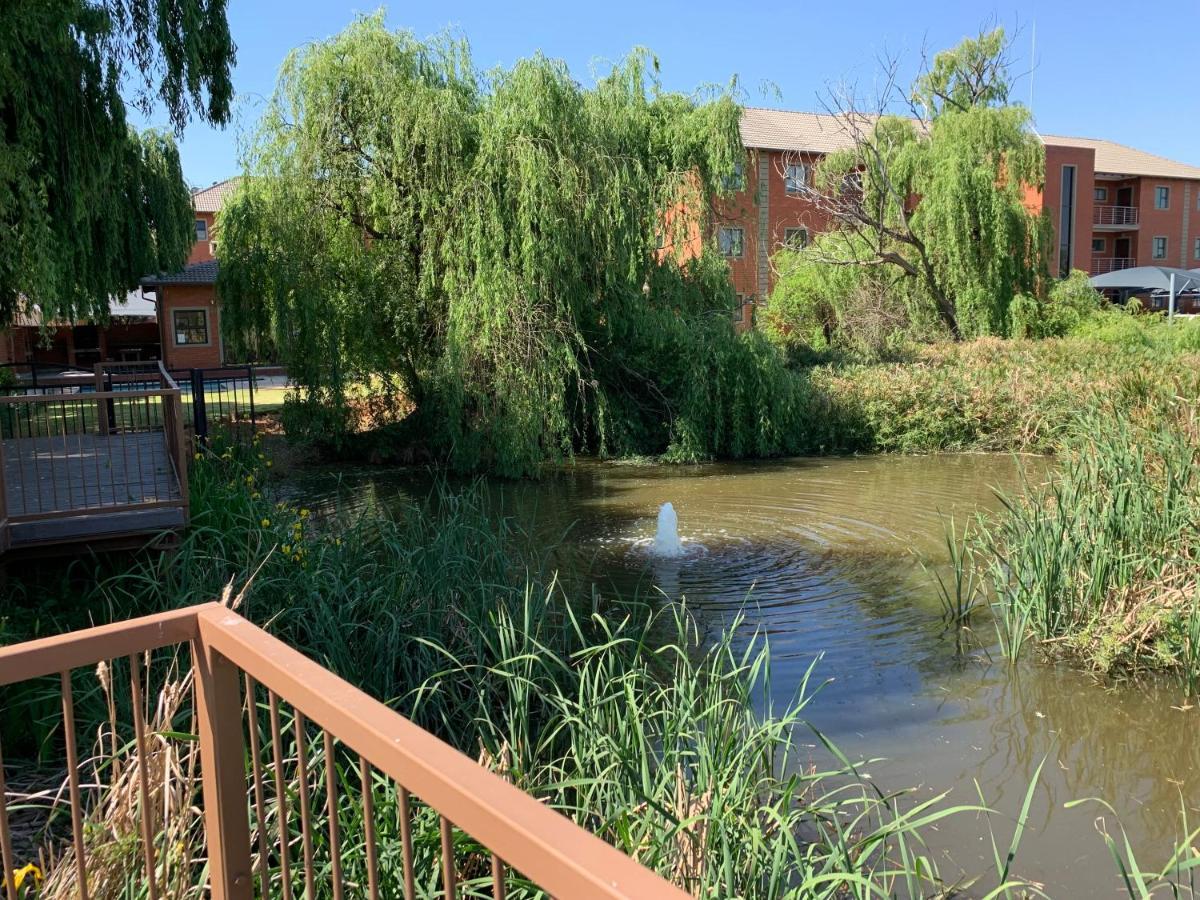 Or Tambo Self Catering Apartments, The Willows Boksburg Extérieur photo