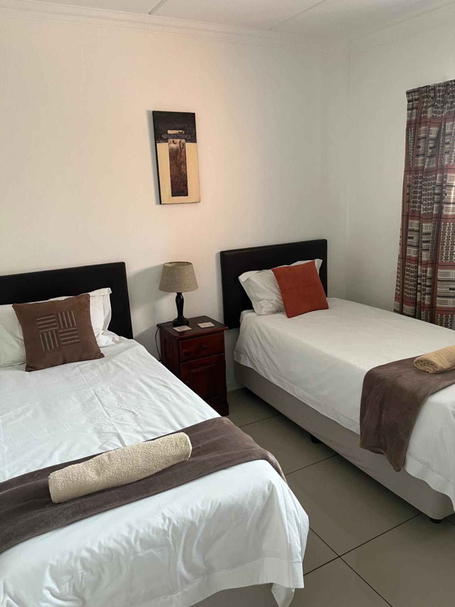 Or Tambo Self Catering Apartments, The Willows Boksburg Extérieur photo