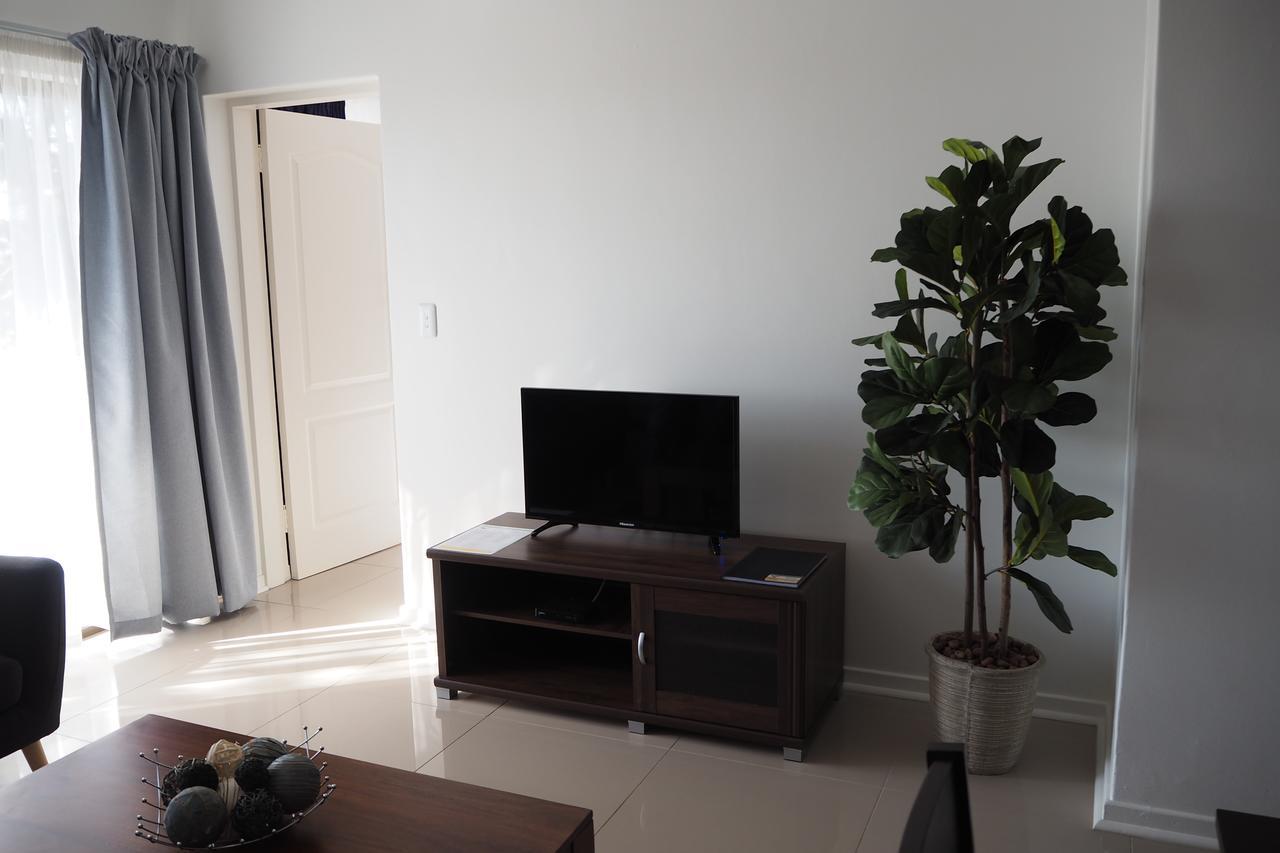 Or Tambo Self Catering Apartments, The Willows Boksburg Extérieur photo