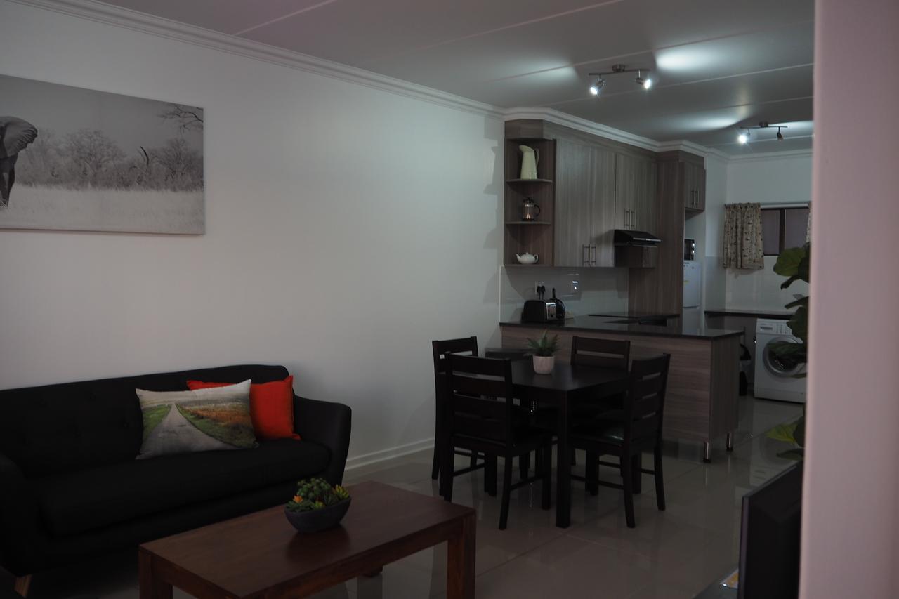 Or Tambo Self Catering Apartments, The Willows Boksburg Extérieur photo