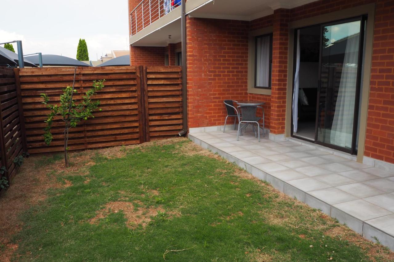 Or Tambo Self Catering Apartments, The Willows Boksburg Extérieur photo