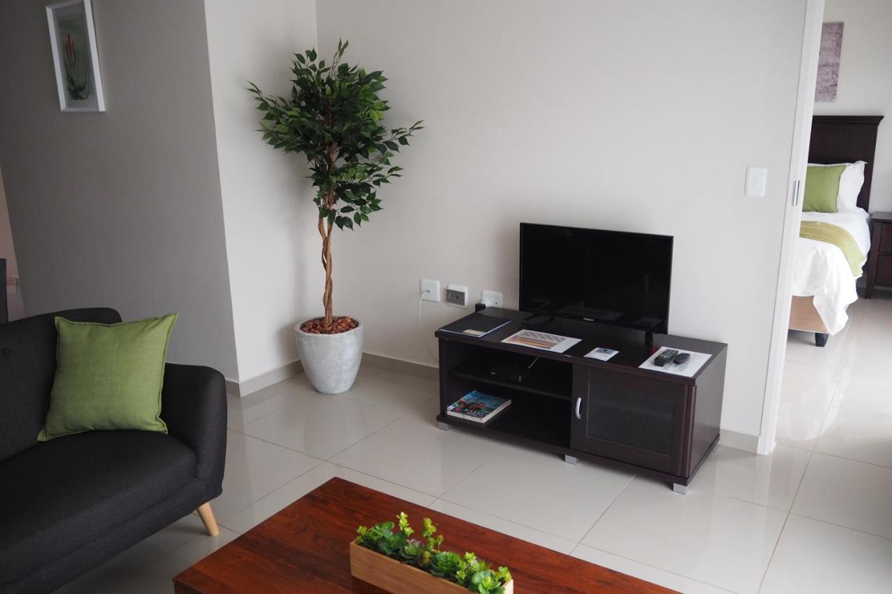 Or Tambo Self Catering Apartments, The Willows Boksburg Extérieur photo