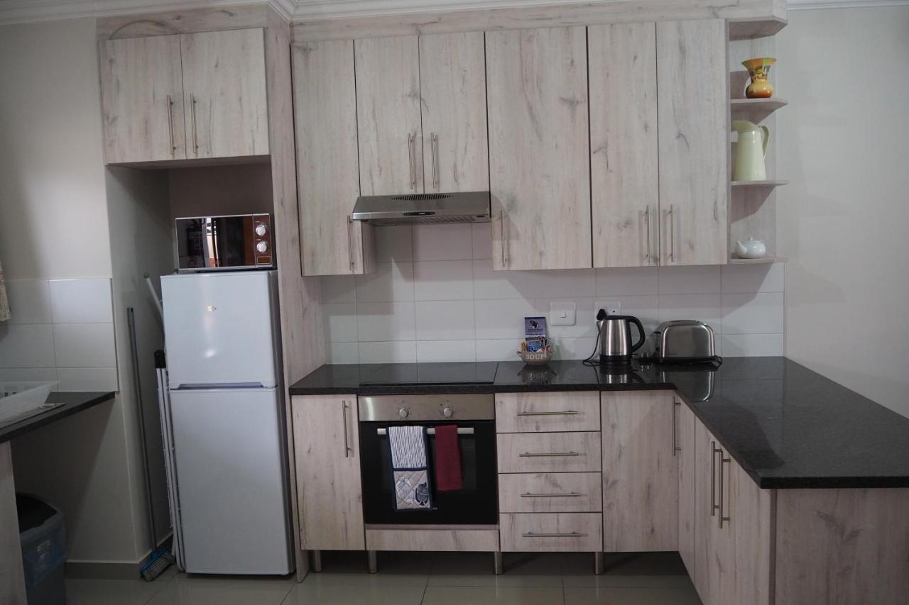 Or Tambo Self Catering Apartments, The Willows Boksburg Extérieur photo