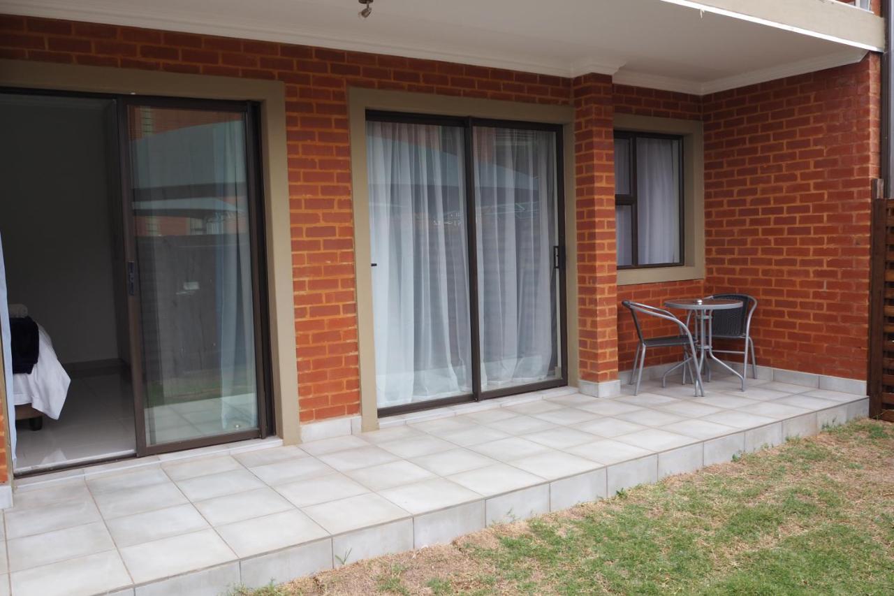 Or Tambo Self Catering Apartments, The Willows Boksburg Extérieur photo