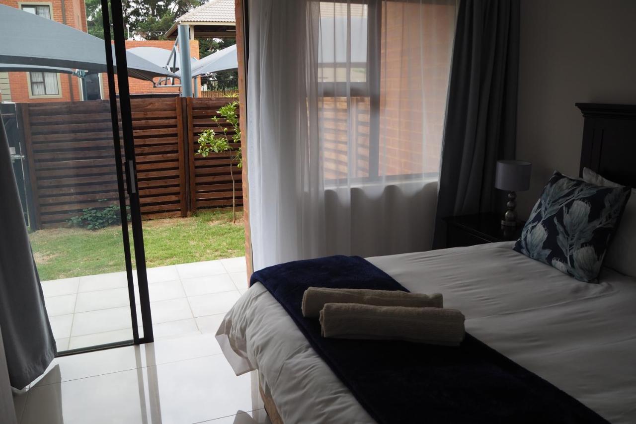 Or Tambo Self Catering Apartments, The Willows Boksburg Extérieur photo