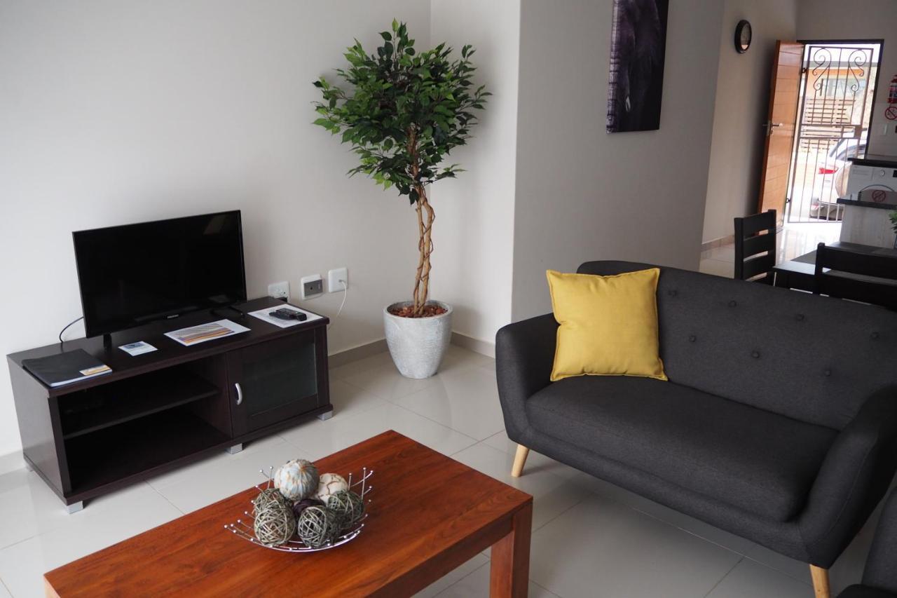 Or Tambo Self Catering Apartments, The Willows Boksburg Extérieur photo