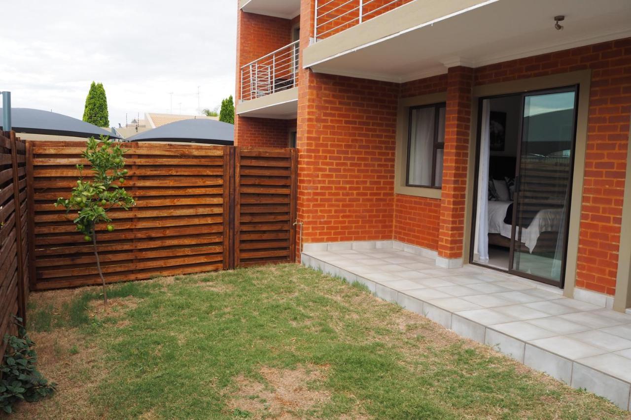 Or Tambo Self Catering Apartments, The Willows Boksburg Extérieur photo