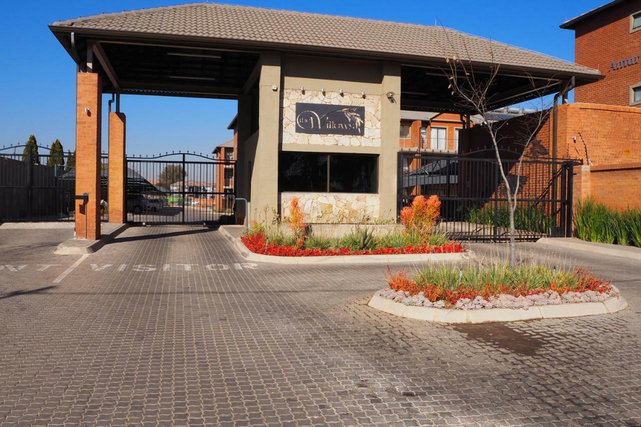 Or Tambo Self Catering Apartments, The Willows Boksburg Extérieur photo