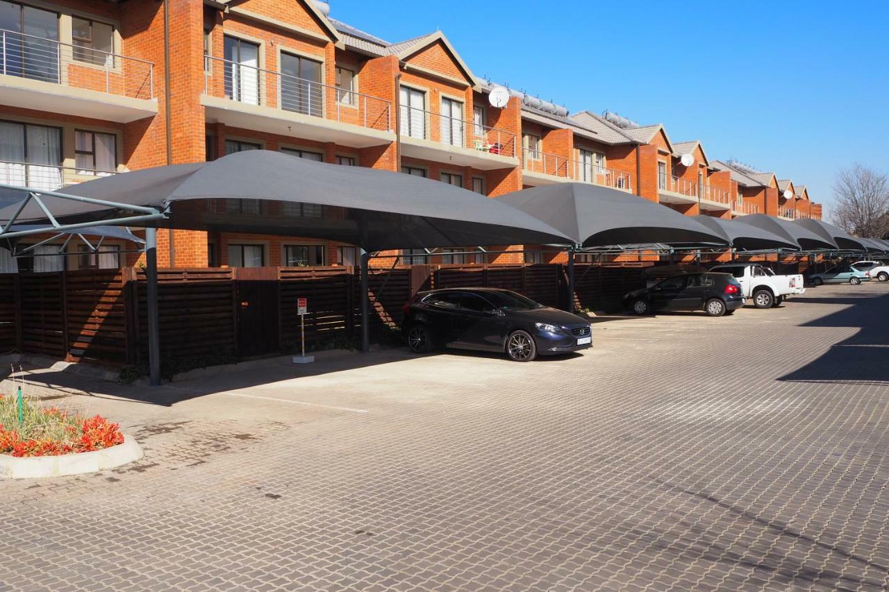 Or Tambo Self Catering Apartments, The Willows Boksburg Extérieur photo