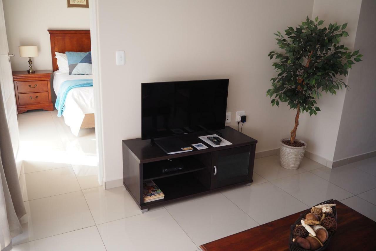 Or Tambo Self Catering Apartments, The Willows Boksburg Extérieur photo