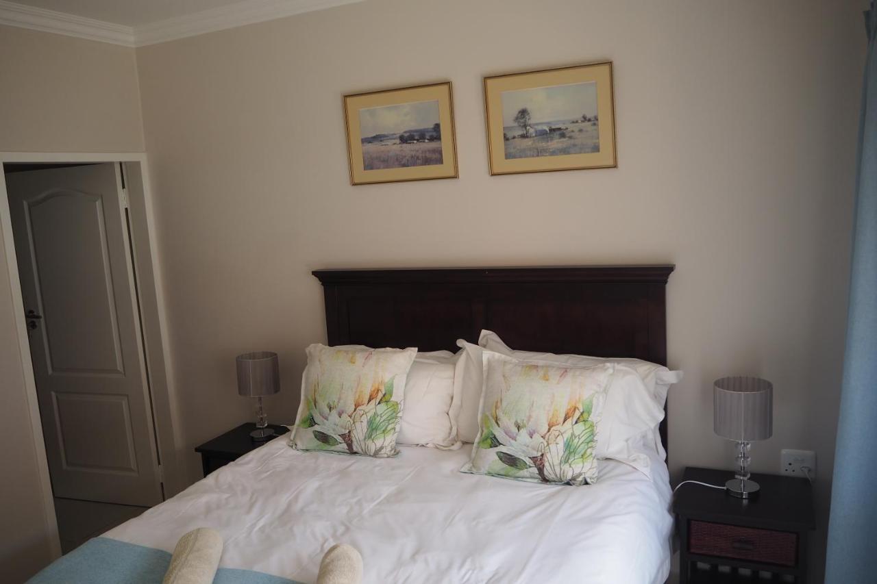 Or Tambo Self Catering Apartments, The Willows Boksburg Extérieur photo